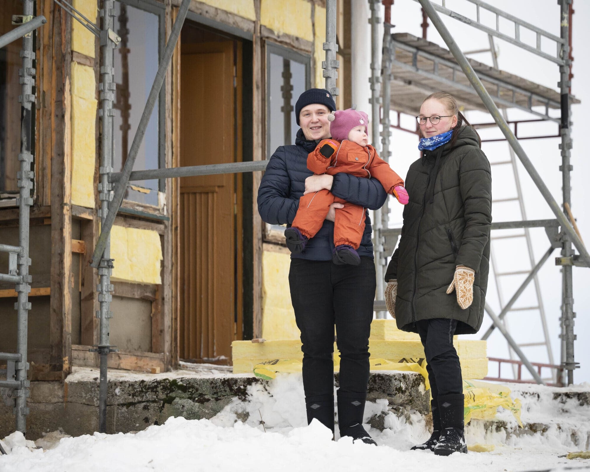 Iver Andreas Selboe og samboeren Ida Engan i Ålen som har valgt å etterisolere huset. Foto: Trond Haugan, Fjell-Ljom